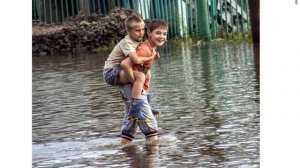 Два мальчика в воде