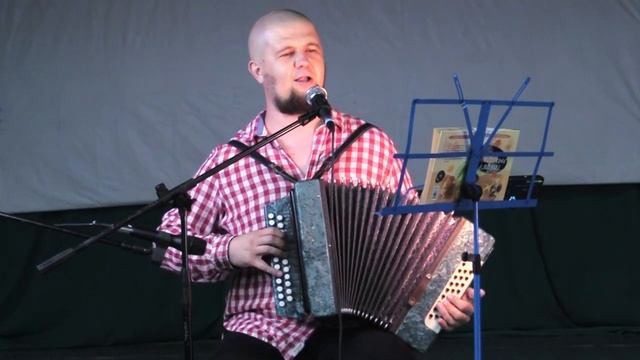 На все голоса один спел парень! Во даёт! МЕЖ КРУТЫХ БЕРЕЖКОВ