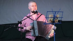 На все голоса один спел парень! Во даёт! МЕЖ КРУТЫХ БЕРЕЖКОВ