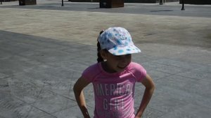 Дети играют у фонтана