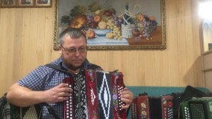 Льется музыка на выигранной гармони Владимира Бутусова теперь она соль мажор голоса от аккордеона R