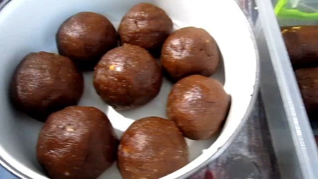 Домашнее пирожное картошка из шоколада орехов и печенья |  Видеорецепт шоколадной колбаски ПП рецеп