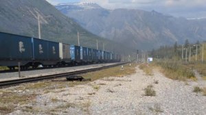 Тепловоз 2ТЭ10М-3438 с грузовым поездом на станции Наледный, БАМ.