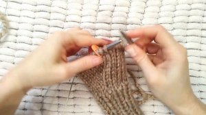 Варежки митенки спицами. Палец индийским клином