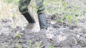 Muddy Rubber Tall Boots-2-Резиновые сапоги в грязи