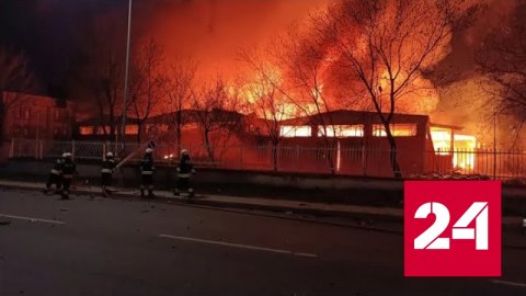 В Сети появились кадры крупного пожара на турецком предприятии - Россия 24