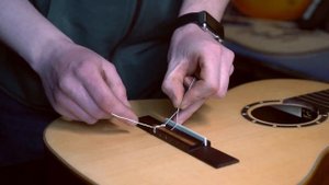 Меняем струны на классической гитаре самостоятельно. Видеоинструкция.