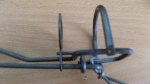 Установка кротоловки с жесткой пружиной с помощью тисков