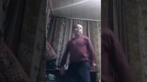 Я танцую под песню "ой мама мент на меня газует"(Нурминский) "Таю" ( VAVAN)