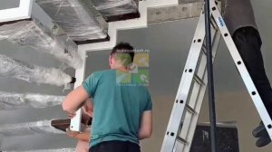 Монтаж лестницы на двух ломаных косоурах от компаний Лестница-Этаж