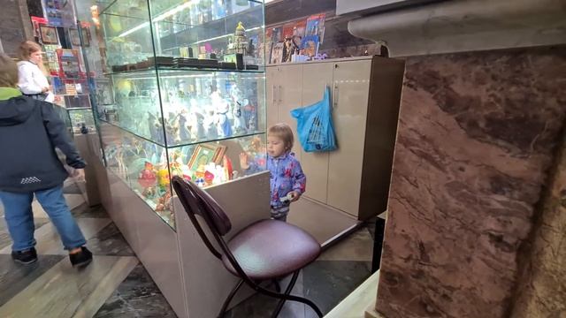 Питер, Исаакиевский собор, Приколы, Софи-Адель пытается достать сувениры из прилавка смотреть онлайн