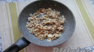 Шампиньоны, фаршированные ножками и луком в духовке