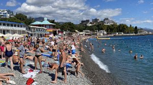 В Крым едут любители Бархатного сезона. На пляже в Алуште полно народу.
