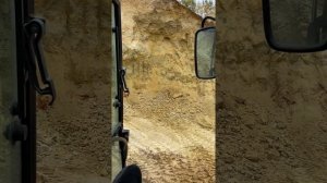 Обвал песка в карьере