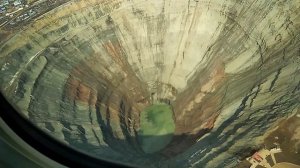 Мирный. Взлет самолёта. Вид на карьер Мир и город Мирный