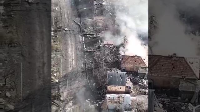 Видео из Бахмута, на котором бронетехника ведёт бой в частном секторе.