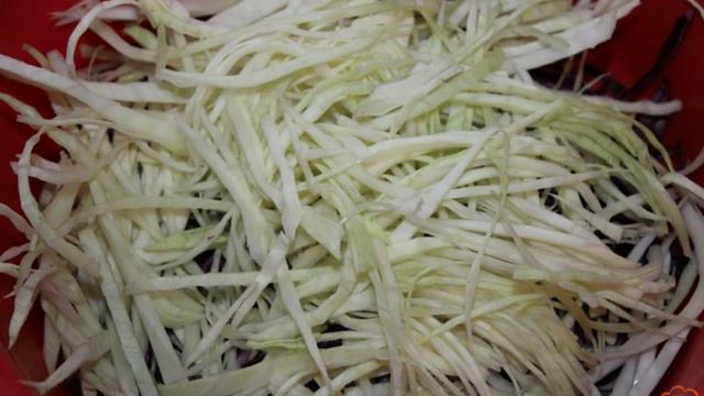 Салат из капусты с корейской морковью и колбасой