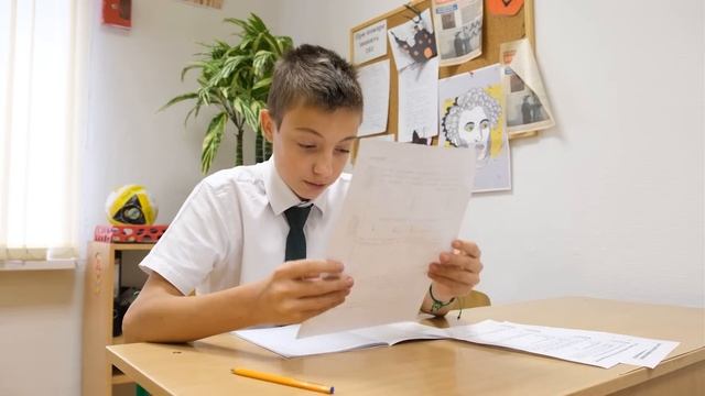 Робот пылесос в школе / Попал на контрольную смотреть онлайн