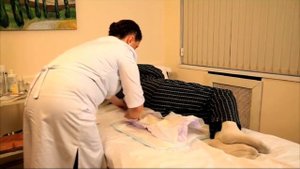 Уход за больным после инсульта. Смена подгузника.