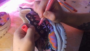 Рисую на кроссовках акриловыми маркерами