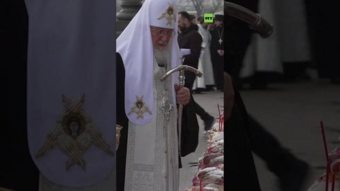 Патриарх Кирилл накануне Пасхи освятил куличи у храма Христа Спасителя