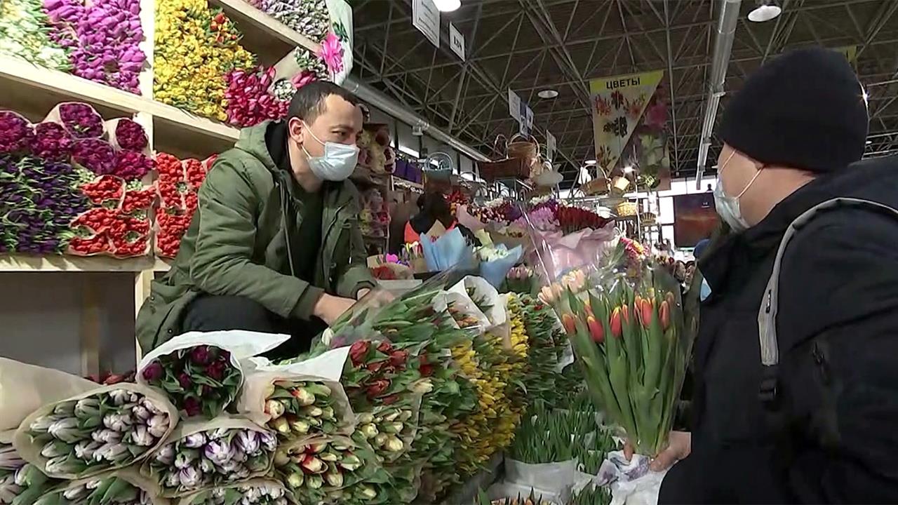 Как работает рижский рынок. Рижская метро цветы рынок. Рижский рынок в Риге. Рижский рынок тюльпаны.