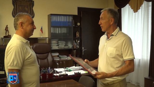 Стаханов. Жевлаков. Глава Администрации города вручил грамоты Министерства строительства и ЖКХ смотреть онлайн