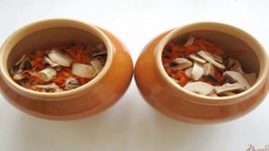 Капуста с курицей в горшочке