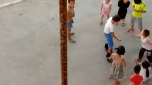 КЫЗЫЛОРДА!!! 6-ти летние детки многодетной яжматери Улданы издеваются над 13-ти летним подростком.