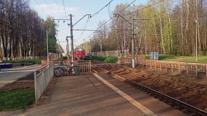 электричка Эд2т 0037 проезжает станцию Ашукинская