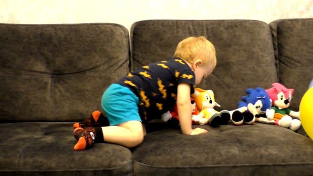 Малыш Саша играет с Мамой в шарики, и повторяет цвета смотреть онлайн