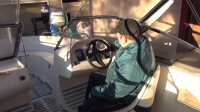 ОТЛИЧНАЯ ЛОДКА! ОБЗОР ПЛАСТИКОВОЙ КАРАВЕЛЛА 560_ПРОСТОРНЫЙ КОКПИТ, И БАК НА 100 .mp4