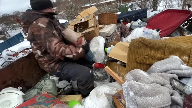 Деньги из мусора. Витёк мусорщик. Распаковка мусорного контейнера чпек) смотреть онлайн