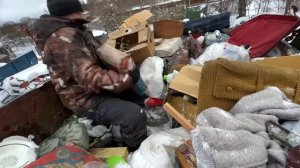 Деньги из мусора. Витёк мусорщик. Распаковка мусорного контейнера чпек)