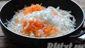 Капуста, тушеная с картошкой, на сковороде