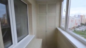 Отделка балкона под ключ стеновым паркетом из липы