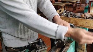 Вырезали секретку на токарном станке, там же превратили болты от Volkswagen в болты на Rover 75