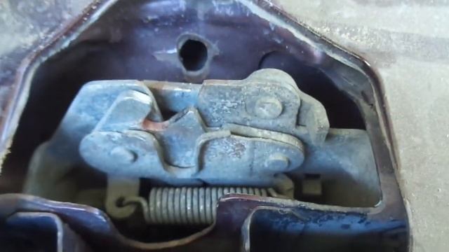 Всему причина встречный ветер.Открылся капот на скорости 120км в час.Устраняю последствия. смотреть онлайн