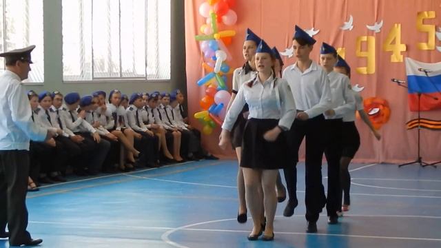 "Смотр песни и строя" Исполнение песни и прохождение торжественного марша (8 класс) смотреть онлайн