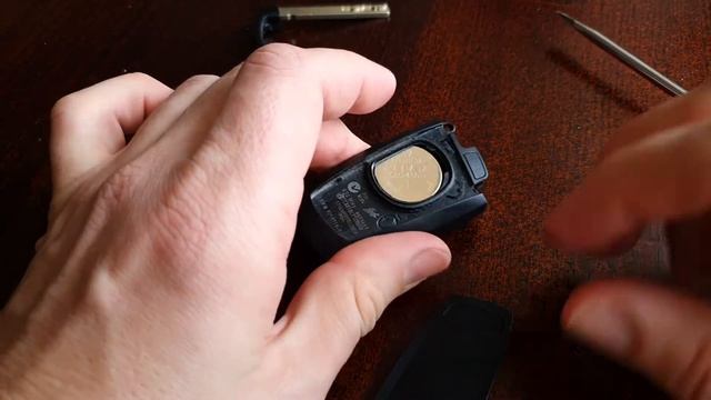 Как поменять батарейку в ключе bmw f10 смотреть онлайн