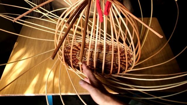 Послойное плетение стенки грибной корзины.