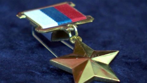 Министр обороны РФ Сергей Шойгу вручил отличившимся летчикам золотые звезды Героя России