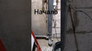 Чёрный туалет с инсталляцией и полками.