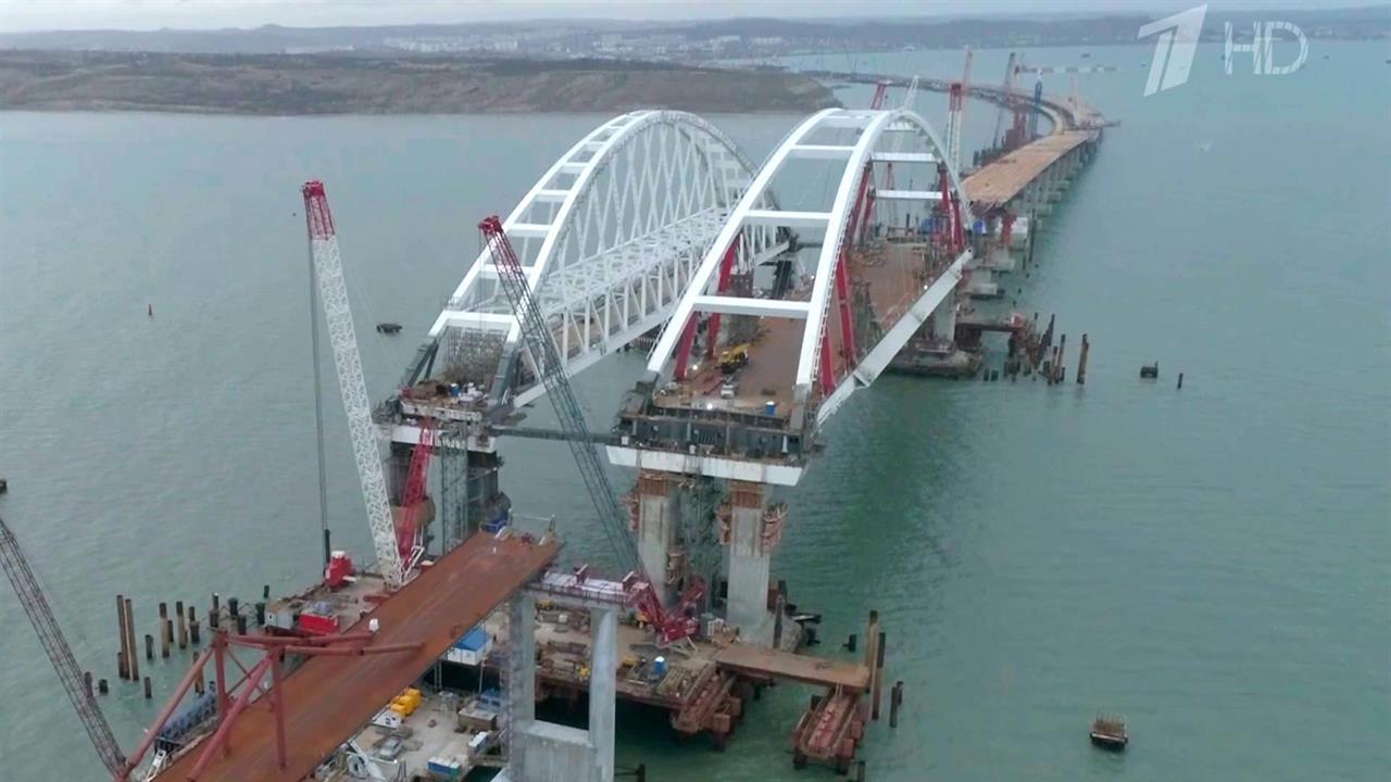 Специалисты установили все 288 опор автомобильной части моста через Керченский пролив