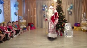 Выход Деда Мороза в детском саду