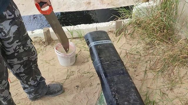 Как разрезать рубероид. Зачем нужна вода. Гидроизоляция фундамента лайфхак. смотреть онлайн