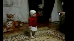 Малыши танцуют лезгинку  Смешные танцы малышей