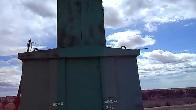 Старый деревянный столб Коунрада и трансформаторная будка на сопке рядом со стадионом