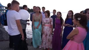 Выпускники встречают рассвет