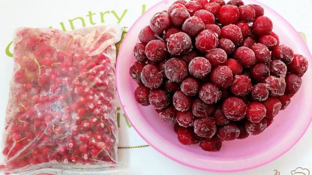 Компот из замороженых вишни и смородины